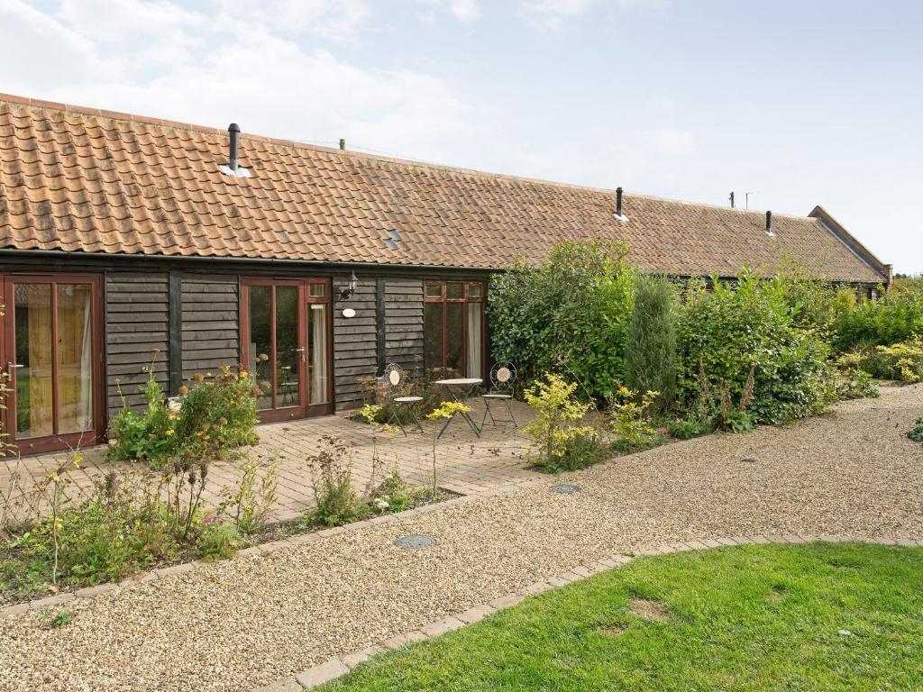 a house with a garden in front of it at Dill - E4324a in Ludham