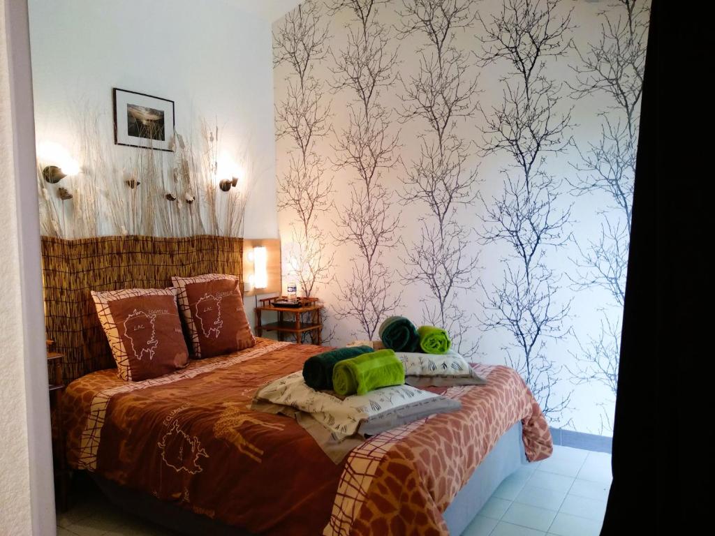 un dormitorio con una cama con dos animales de peluche en Chambre Indépendante Piscine, Parc, Cuisine..., en Brézilhac