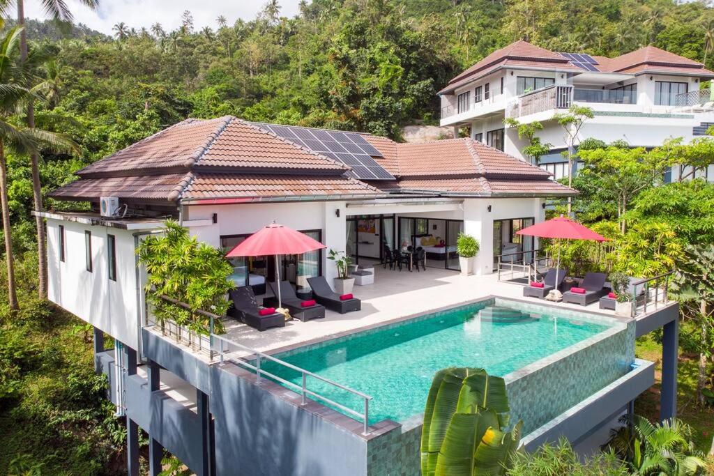 uma vista aérea de uma villa com piscina em paradise sea view infinity Pool Villa Chaweng Koh Samui em Chaweng Noi Beach