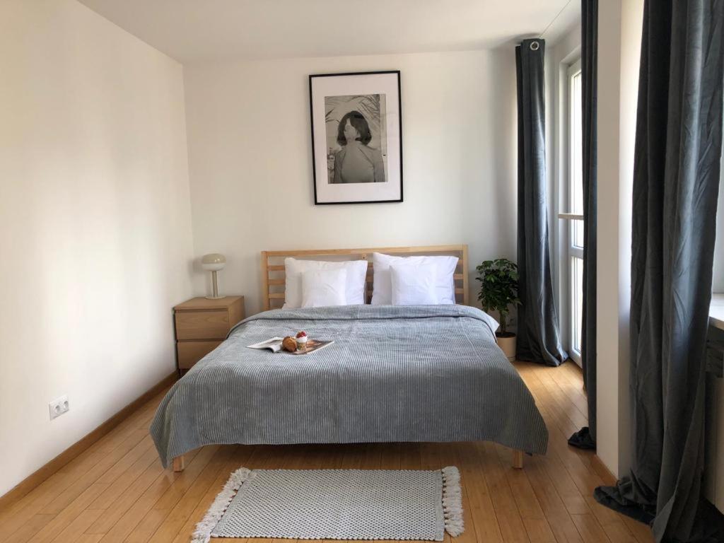 Postel nebo postele na pokoji v ubytování oompH Warsaw Downtown Apartments