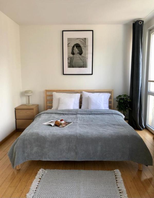 Postel nebo postele na pokoji v ubytování oompH Warsaw Downtown Apartments