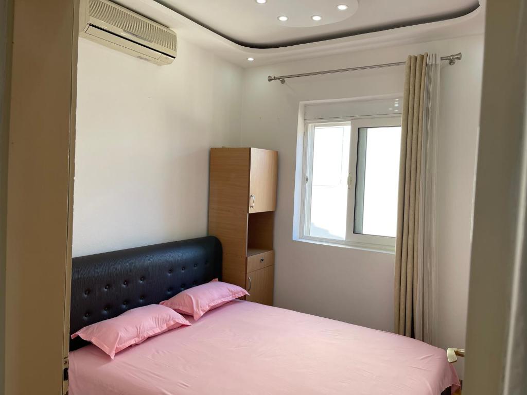 Postel nebo postele na pokoji v ubytování Apartmani centar ulcinj