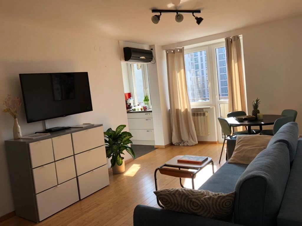 TV a/nebo společenská místnost v ubytování oompH Warsaw Downtown Apartments