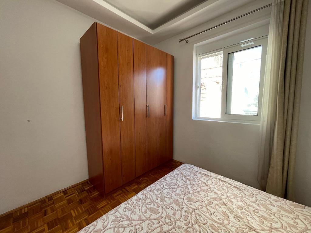 Postel nebo postele na pokoji v ubytování Apartmani centar ulcinj