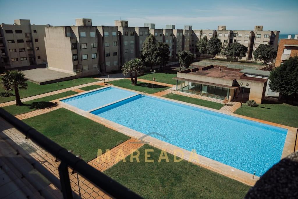 una vista aérea de una piscina en una ciudad en Mareada by TonsdeVerde, en Apúlia