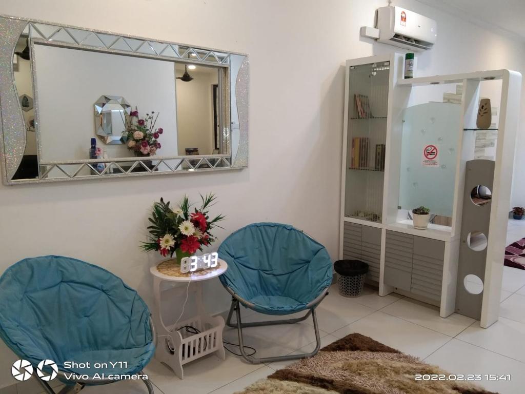 vestidor con 2 sillas y espejo en IMAN HOMESTAY : PRIMA HOMES MATANG APARTMENT en Kampung Gita
