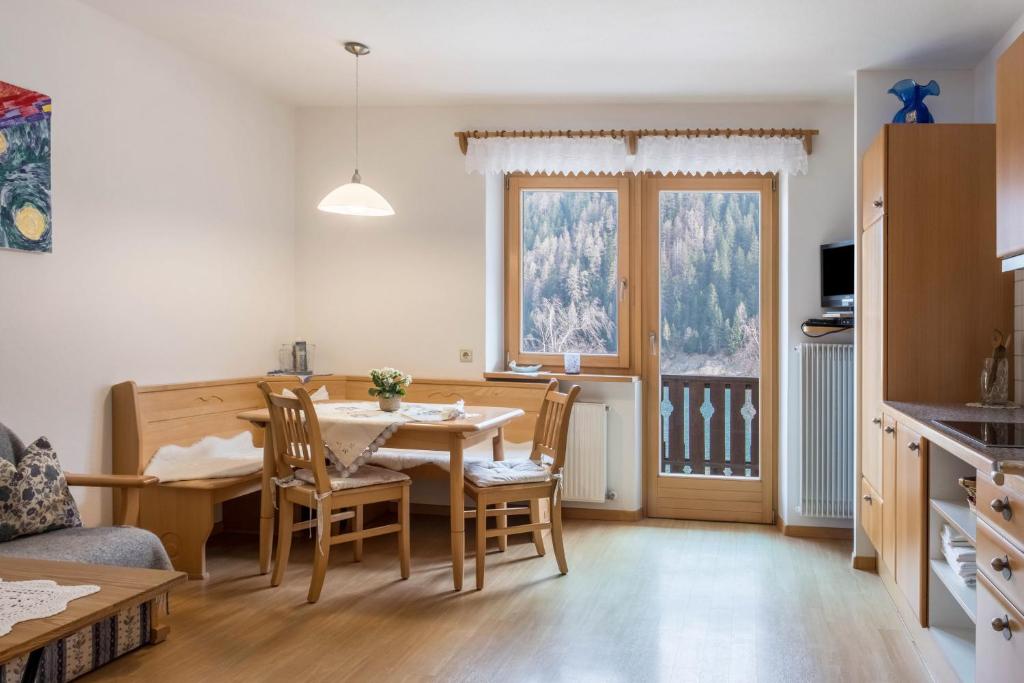 cocina y comedor con mesa y sillas en Adlerhorst Blaumeise, en Santa Valpurga