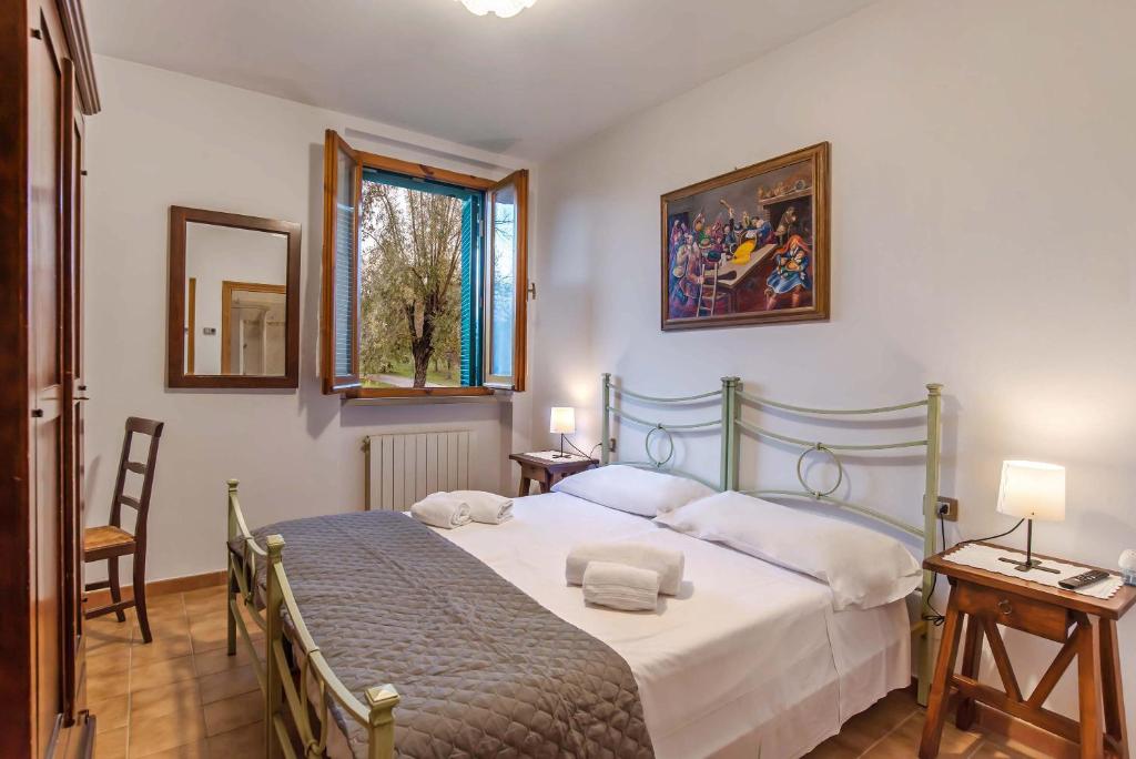 1 dormitorio con 1 cama grande en una habitación en Residenza di Campagna Montelleri, en Vicchio