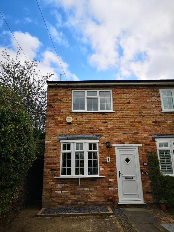 Charming 2 Bedroom House in Teddington, Teddington Updated 2023 Prices