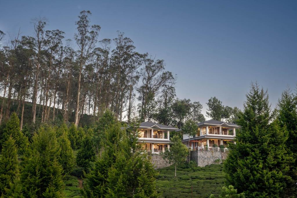 uma casa no meio de uma floresta em Green Nest Resort Ooty em Kotagiri