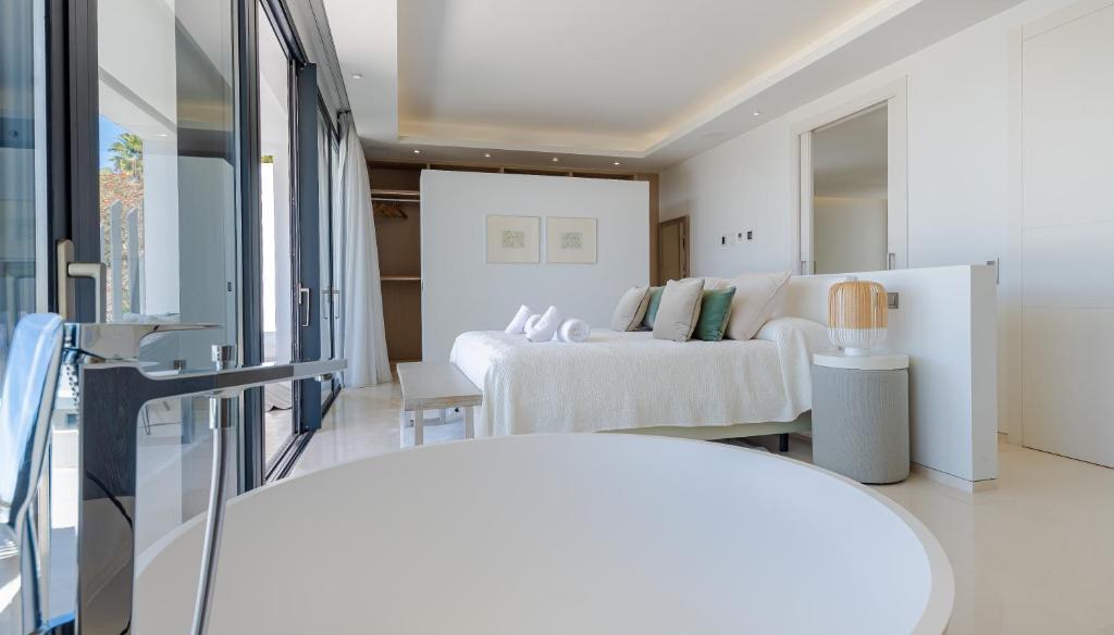 Luxury Golden Mile Villa - 5 Bed & Open Sea View, Marbella ...