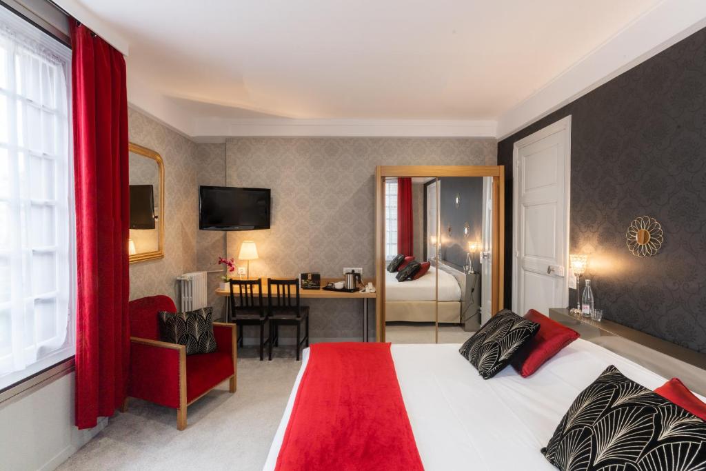 Postel nebo postele na pokoji v ubytování Grand Hôtel de L'Espérance