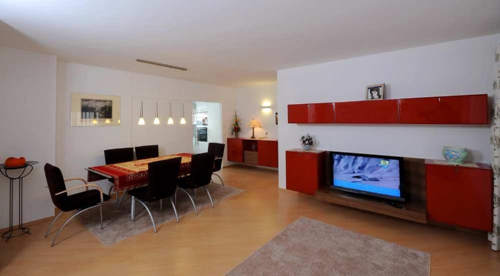 TV a/nebo společenská místnost v ubytování Försterhaus & Haus Andrea