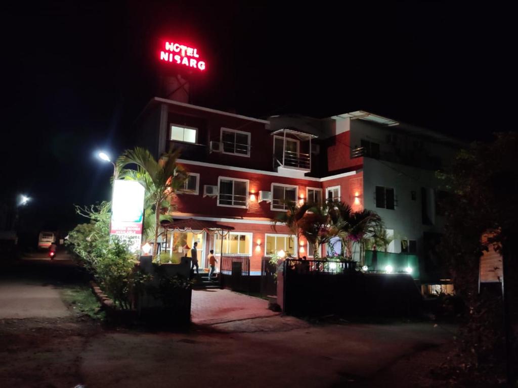 hotel w nocy z neonem w obiekcie Hotel Nisarg w mieście Panchgani