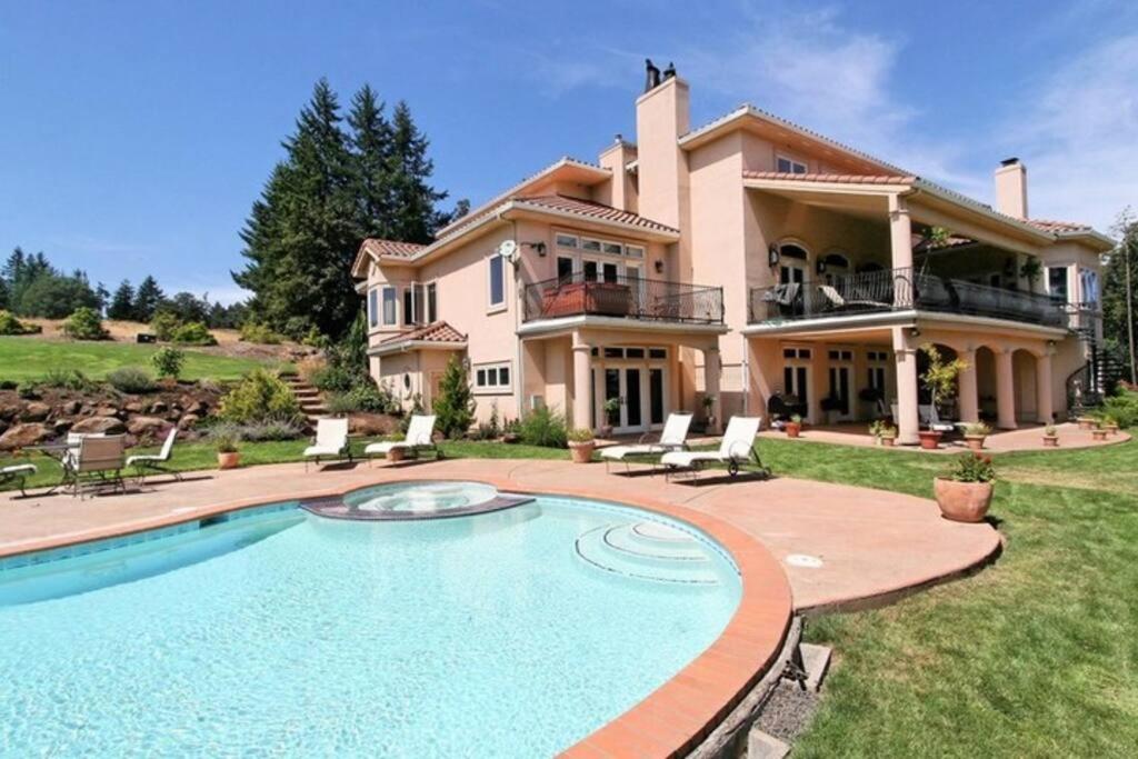 8 Acre Luxury vineyard villa, pool, 2 hot tubs, Dayton (updated prices