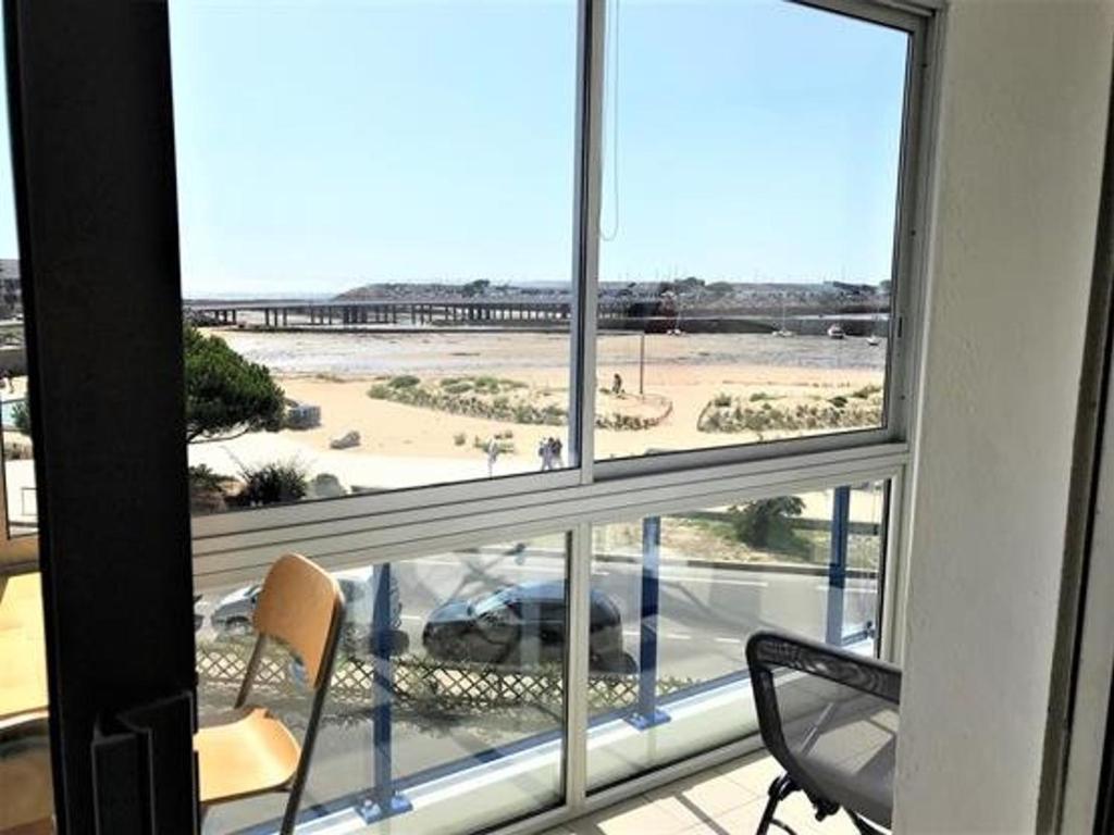 Cette chambre dispose d'une fenêtre offrant une vue sur la plage. dans l'établissement Studio agréable à Pornichet, proche plage et commerces - FR-1-392-150, à Pornichet