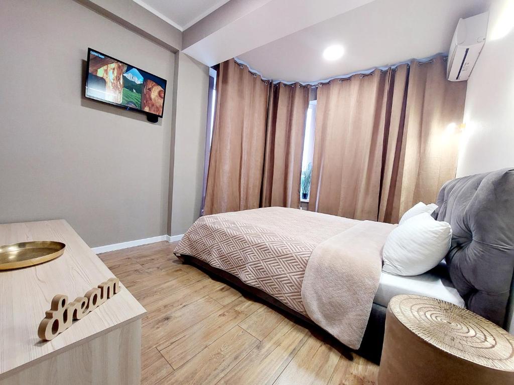 una camera con letto, tavolo e finestra di Квартира в новострое на Ботанике a Chişinău