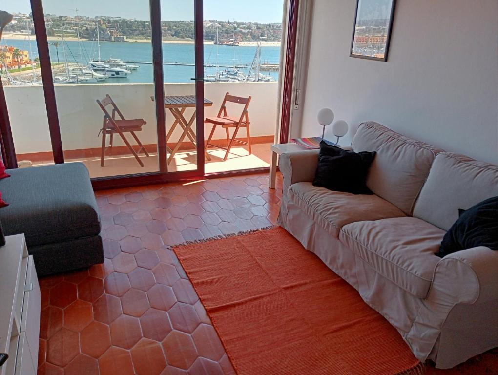 - un salon avec un canapé et une vue sur l'océan dans l'établissement Flat Vista RioMar by Francisco, à Portimão