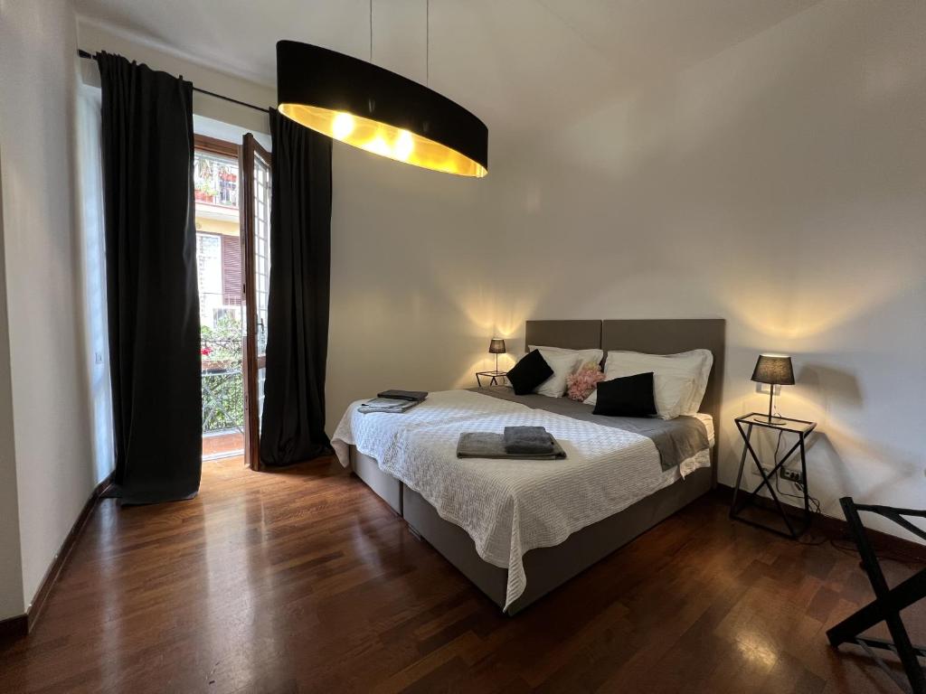 ローマにあるEMI's Guest Houseのベッドルーム1室(ベッド1台、大きな窓付)