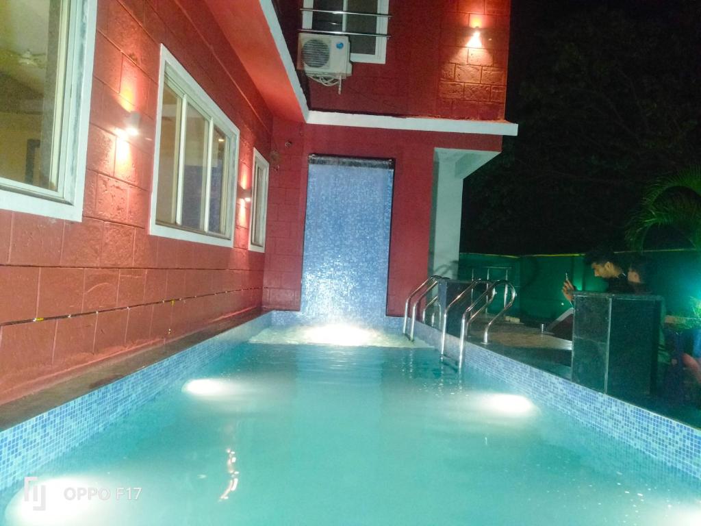 Bazén v ubytování Hotel Nisarg nebo v jeho okolí
