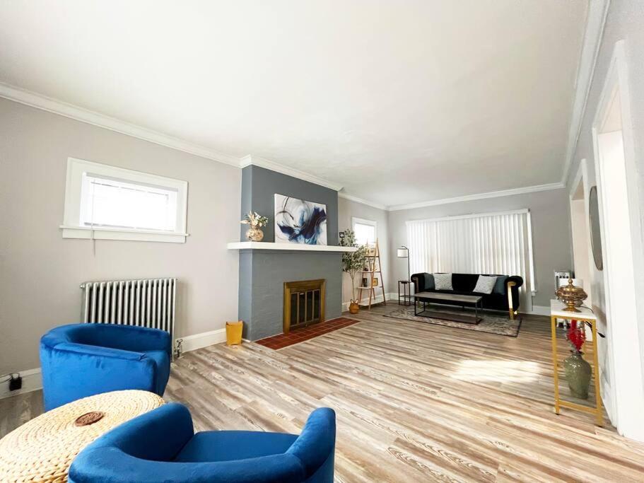 Cleveland Heights Gem Pet-friendly, Sleeps 12 - Housity