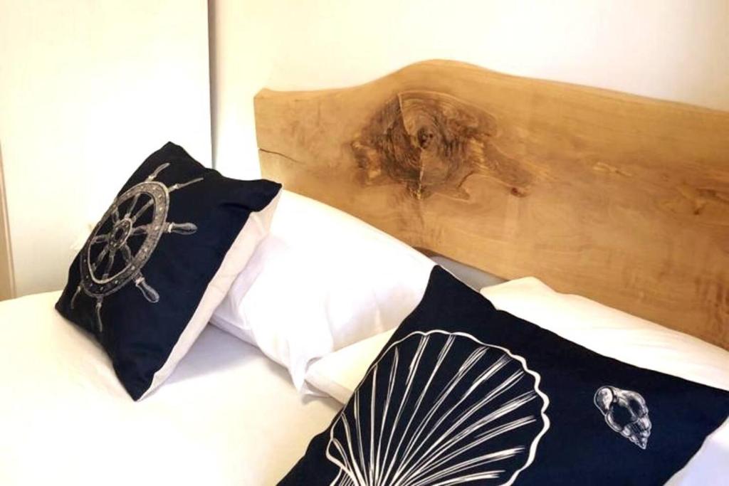 A bed or beds in a room at Villaelena