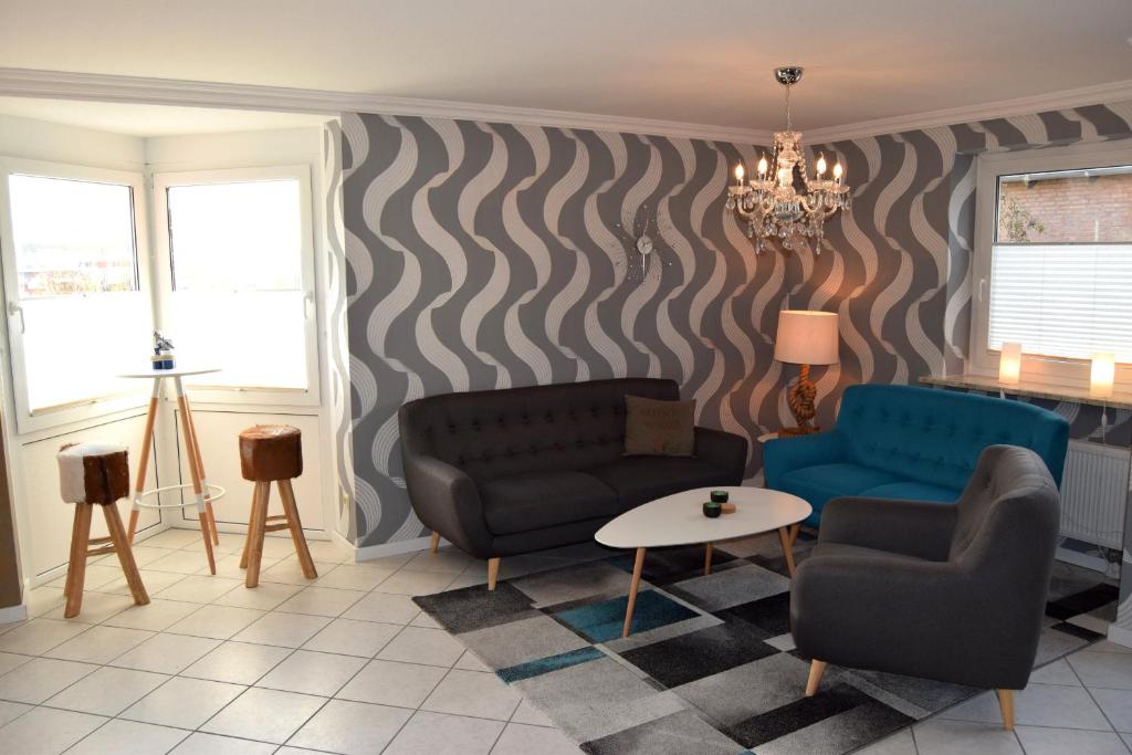 uma sala de estar com dois sofás e uma parede listrada em Achtern Hafen em Büsum