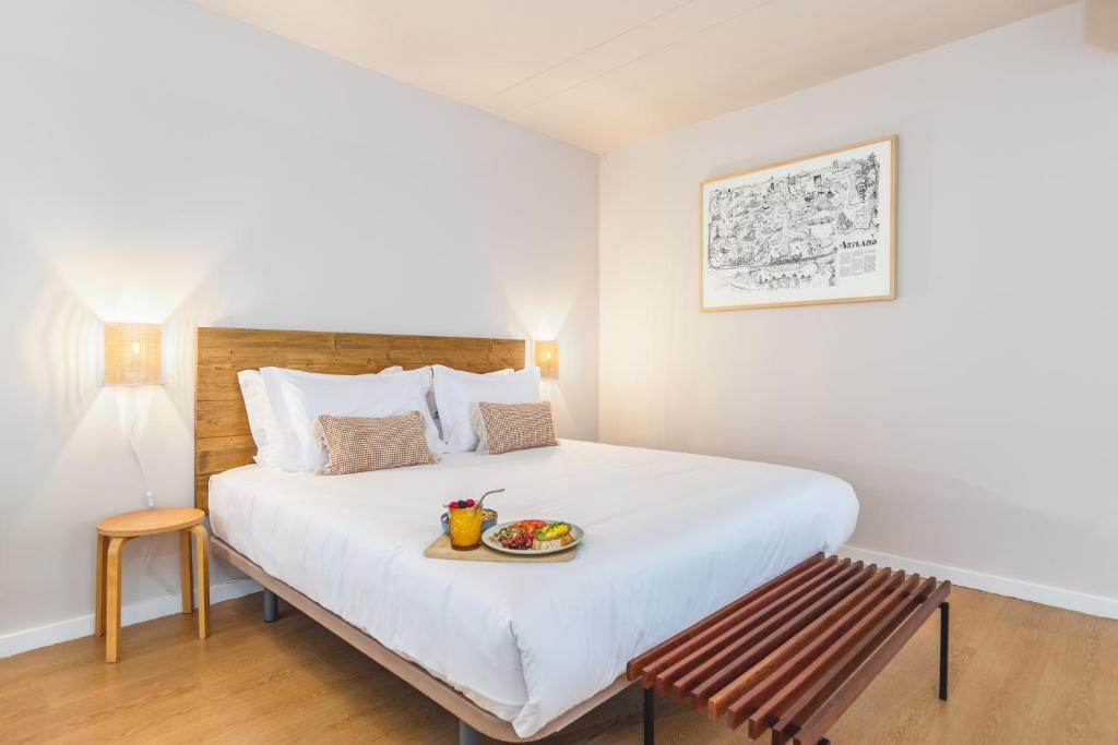 Un pat sau paturi într-o cameră la Aspasios Almada Apartments