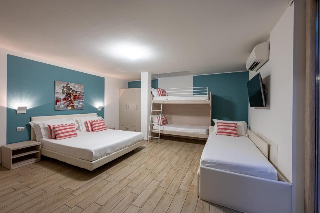 Een bed of bedden in een kamer bij Bellagio Village- 4 Apartments by the lake - Seasonal Warm Pool and Sauna