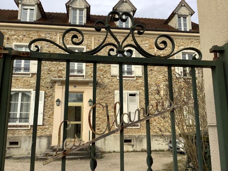 a wrought iron gate with a building in the background at Appartement les Glaneuses (2D) 4 pers. Barbizon in Barbizon