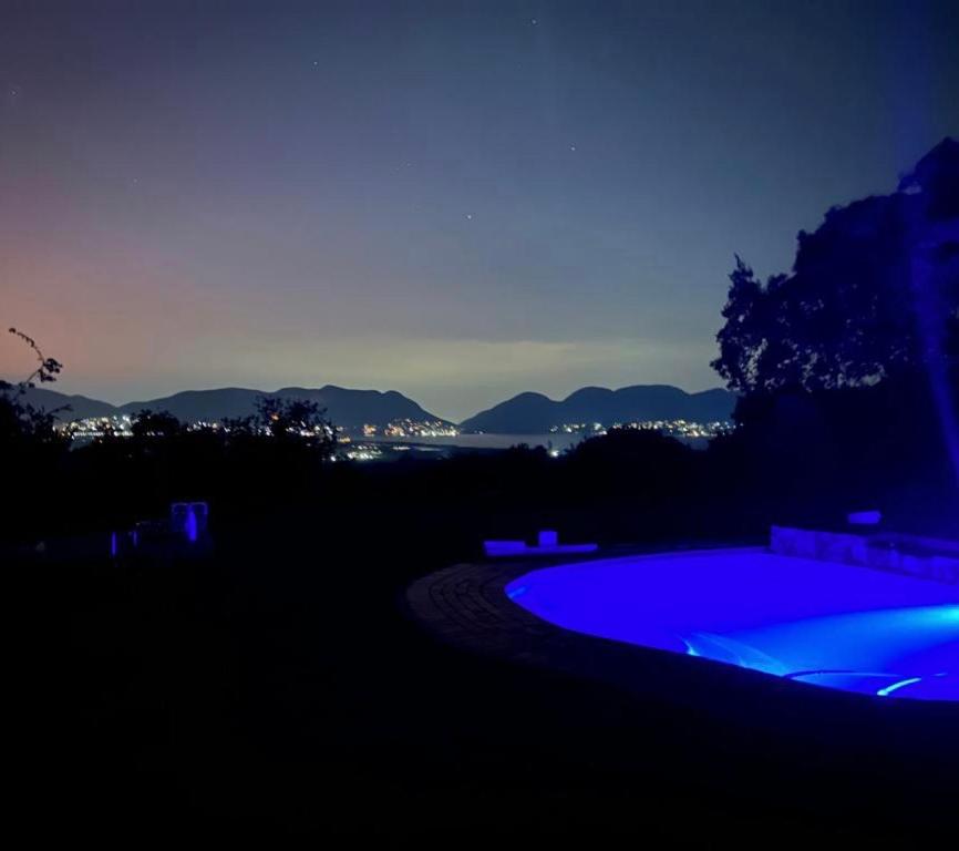 een nachtzicht op een zwembad met blauwe verlichting bij JUMANJI NATURE RESORT in Hartbeespoort