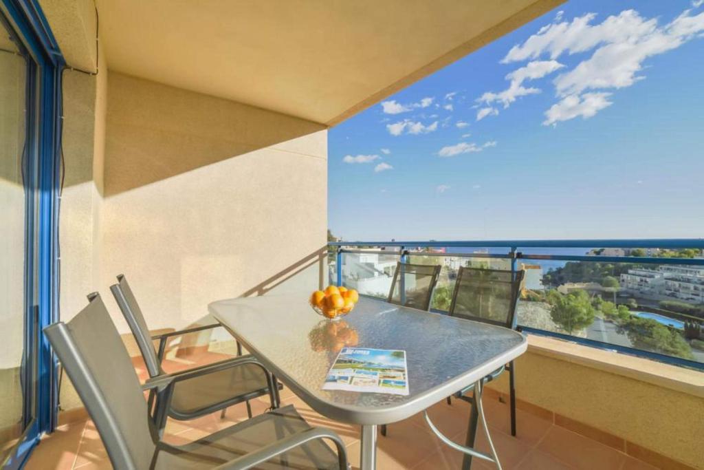 una mesa y sillas en un balcón con vistas en Apartamento Cuellar 1 - PlusHolidays, en Calpe