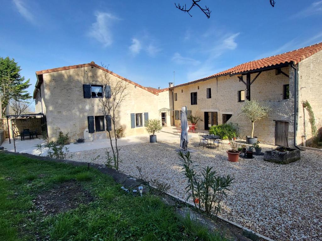 un gran edificio con patio en Au Clos Des Dély-Gîtes 3 étoiles, en Mareuil