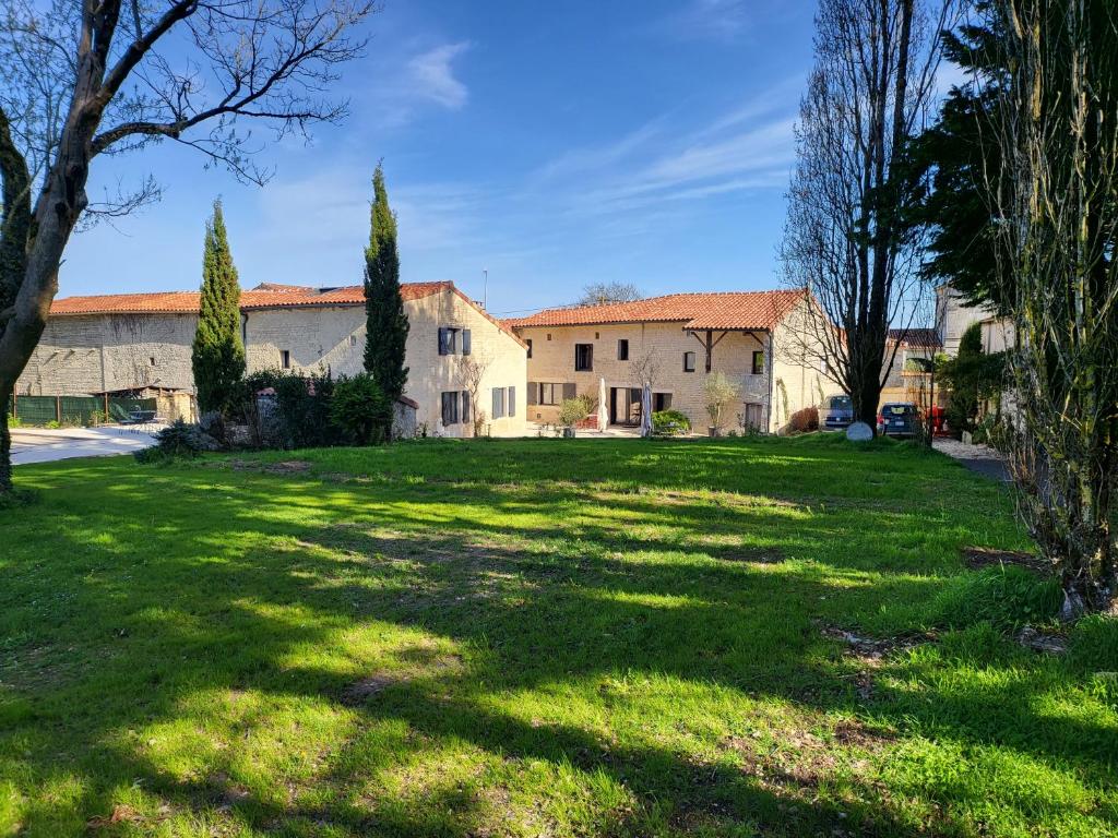 Ogród w obiekcie Au Clos Des Dély-Gîtes 3 étoiles