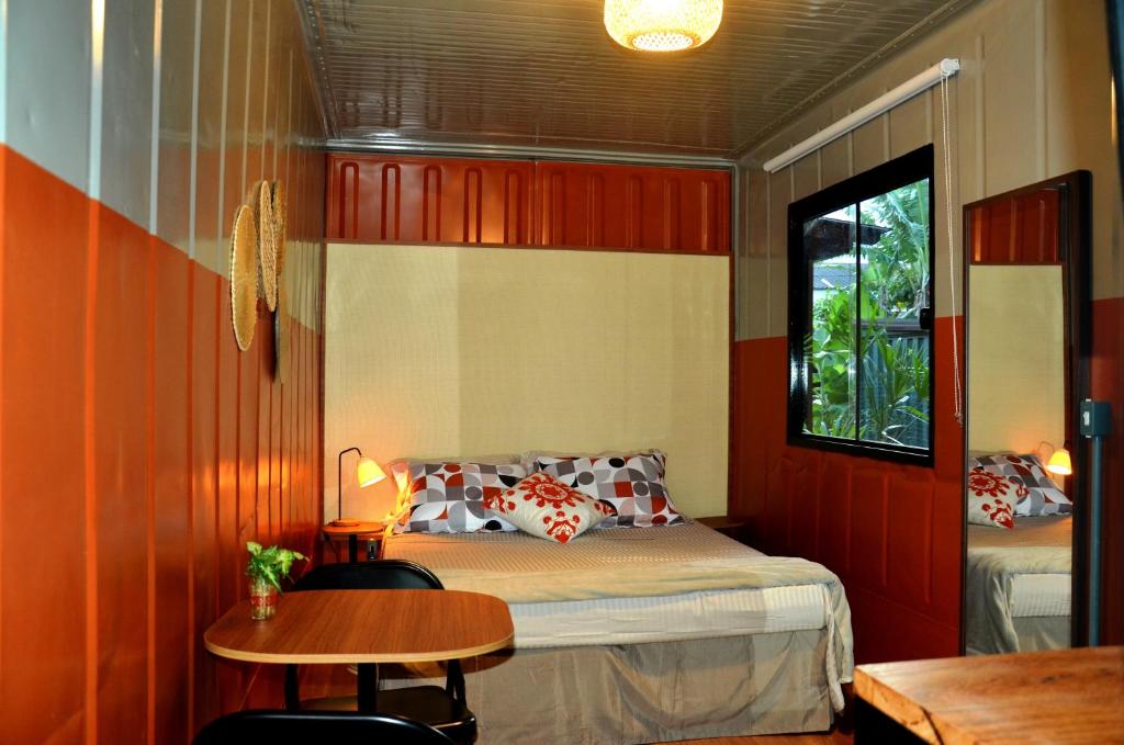 Innbox - Porto Belo في بورتو بيلو: غرفة نوم بسرير وطاولة ونافذة