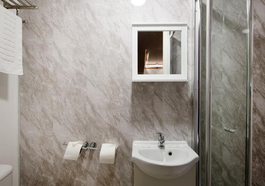 Hotels 24-7 - The Old Victoria Hotel - Quarto Twin Com Casa De Banho Privativa