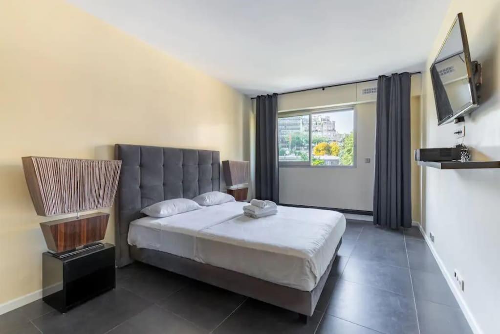 - une chambre avec un grand lit et une télévision dans l'établissement HSH Lamballe-Passy Magnifique Appartement 4P, à Paris