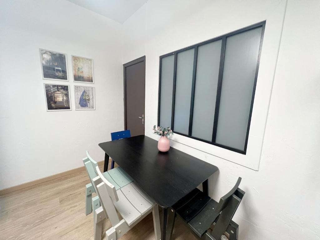 Zdjęcie z galerii obiektu 116 CHIC & COSY GRAND APPART MODERNE 65m2 HYPERCENTRE WIFI SMART TV NETFLIX w mieście Saint-Étienne
