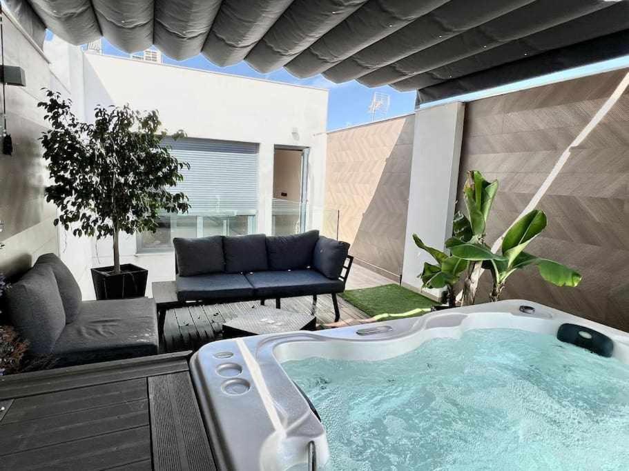 Posezení v ubytování Elegant Duplex 3 Master Bedrooms and Private
