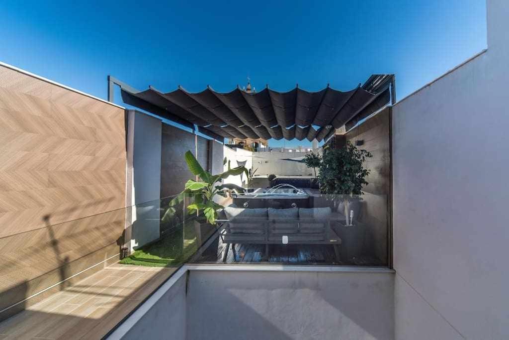 Fotografie z fotogalerie ubytování Elegant Duplex 3 Master Bedrooms and Private v destinaci Seville