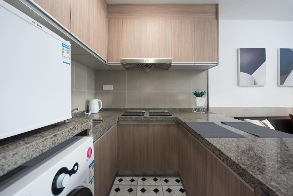 Kuchyň nebo kuchyňský kout v ubytování WESU Weisu Executive Apartment Shenzhen Shenda Metro Store