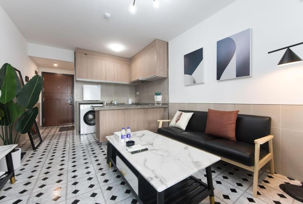 Kuchyň nebo kuchyňský kout v ubytování WESU Weisu Executive Apartment Shenzhen Shenda Metro Store