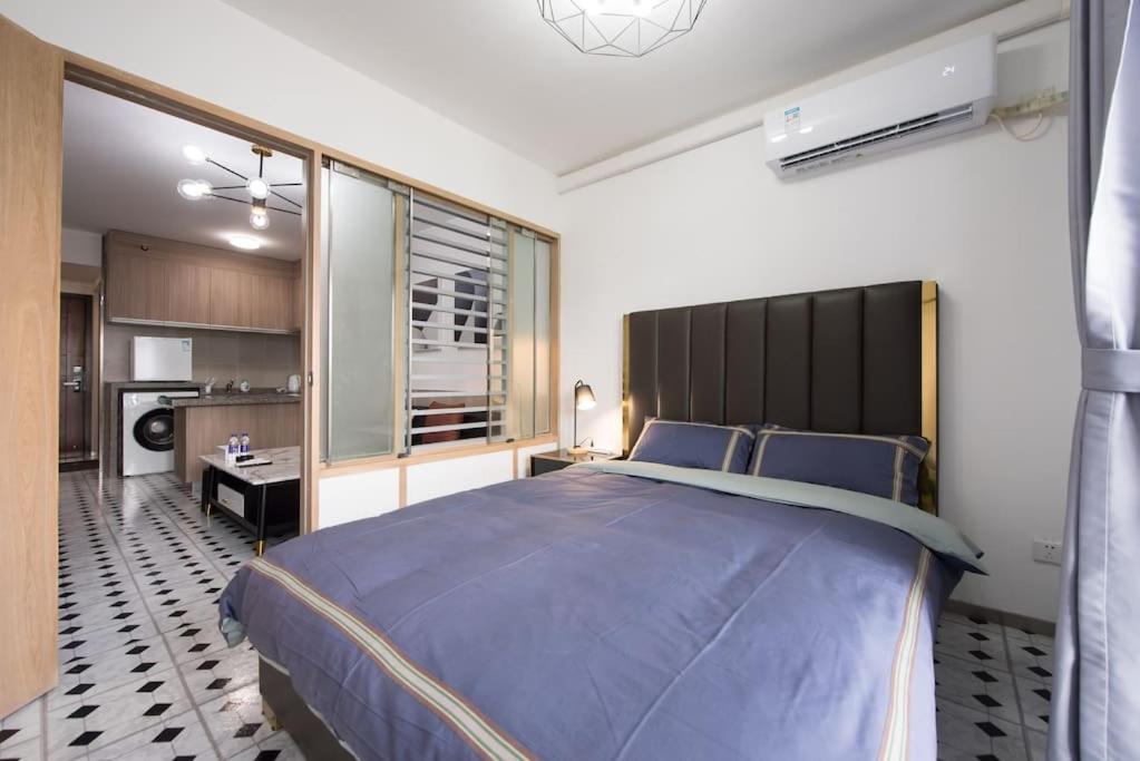 Postel nebo postele na pokoji v ubytování WESU Weisu Executive Apartment Shenzhen Shenda Metro Store