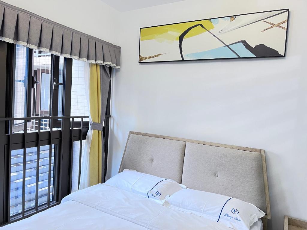 Postel nebo postele na pokoji v ubytování WESU Weisu Executive Apartment Shenzhen Shenda Metro Store