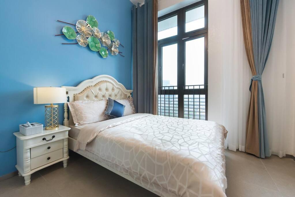 Postel nebo postele na pokoji v ubytování WESU Weisu Executive Apartment Shenzhen Shenda Metro Store