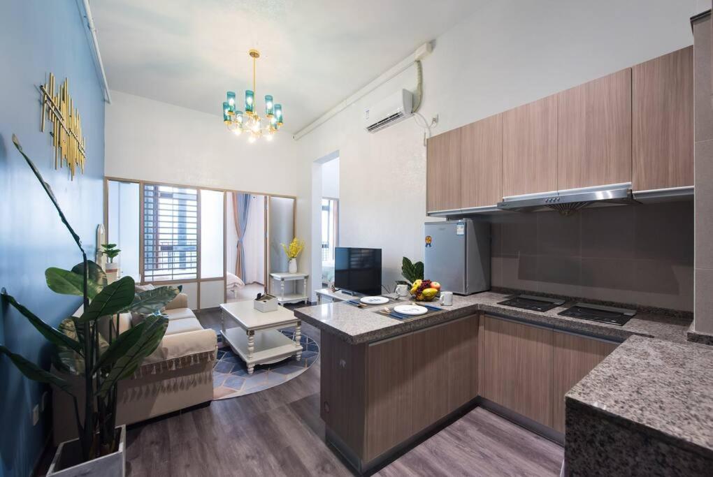 Kuchyň nebo kuchyňský kout v ubytování WESU Weisu Executive Apartment Shenzhen Shenda Metro Store