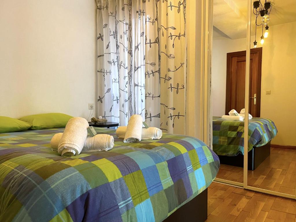 A bed or beds in a room at Piso moderno en la playa Gijón