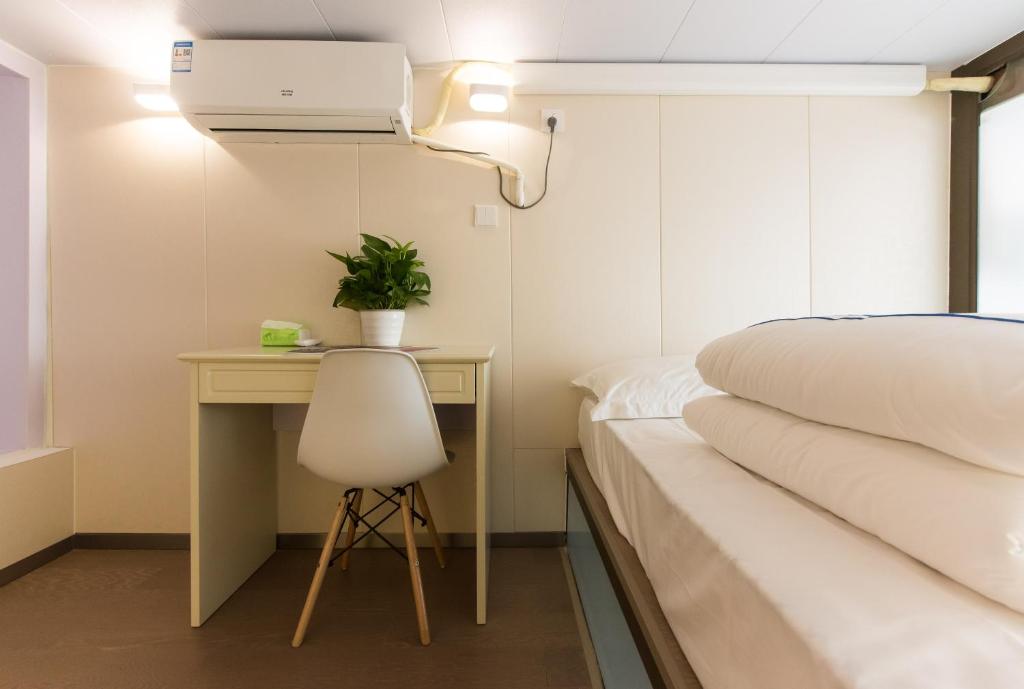 Postel nebo postele na pokoji v ubytování WESU Weisu Executive Apartment Shenzhen Shenda Metro Store