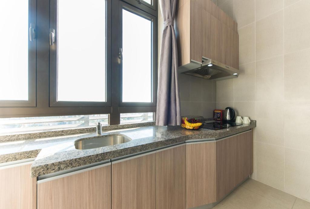Kuchyň nebo kuchyňský kout v ubytování WESU Weisu Executive Apartment Shenzhen Shenda Metro Store