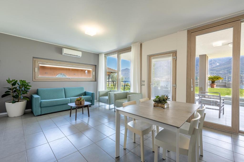 Een zitgedeelte bij Bellagio Village- 4 Apartments by the lake - Seasonal Warm Pool and Sauna